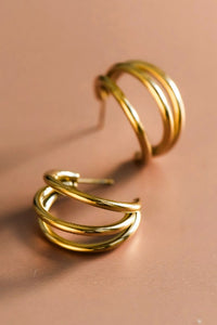 PRETTY IN GOLD HOOPS