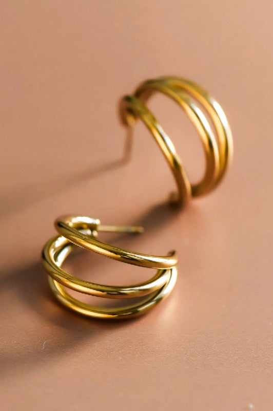 PRETTY IN GOLD HOOPS