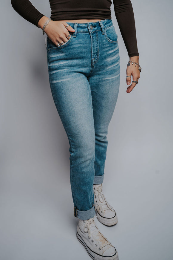 THE LISA MID-RISE SKINNY JEANS